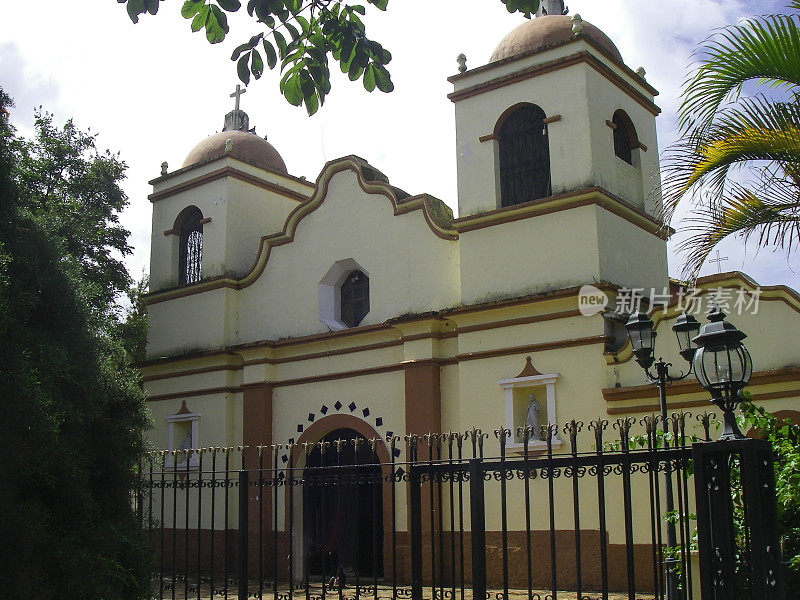 小白色教堂在Valle de Angeles洪都拉斯
